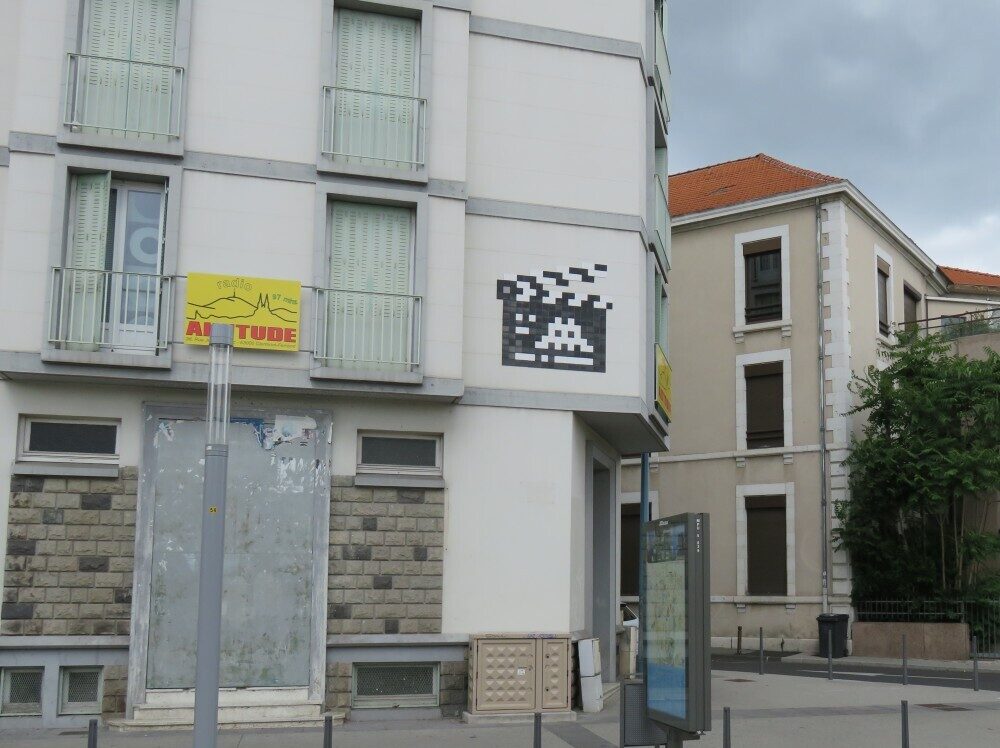 CLR_33, Space Invader de la rue Jeanne d'Arc — Street art de Invader à Clermont-Ferrand