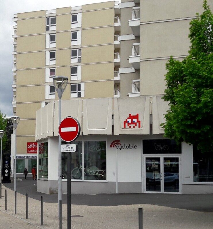 CLR_34, Space Invader on Avenue Vercingétorix — Street art by Invader in Clermont-Ferrand