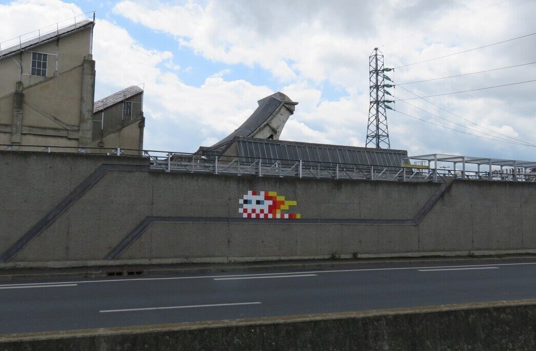 CLR_35, Space Invader on Avenue Fernand Forest — Street art by Invader in Clermont-Ferrand