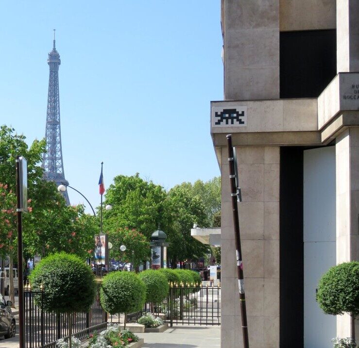 PA_1253, Space Invader on 1 rue du Boccador — Street art by Invader in Paris