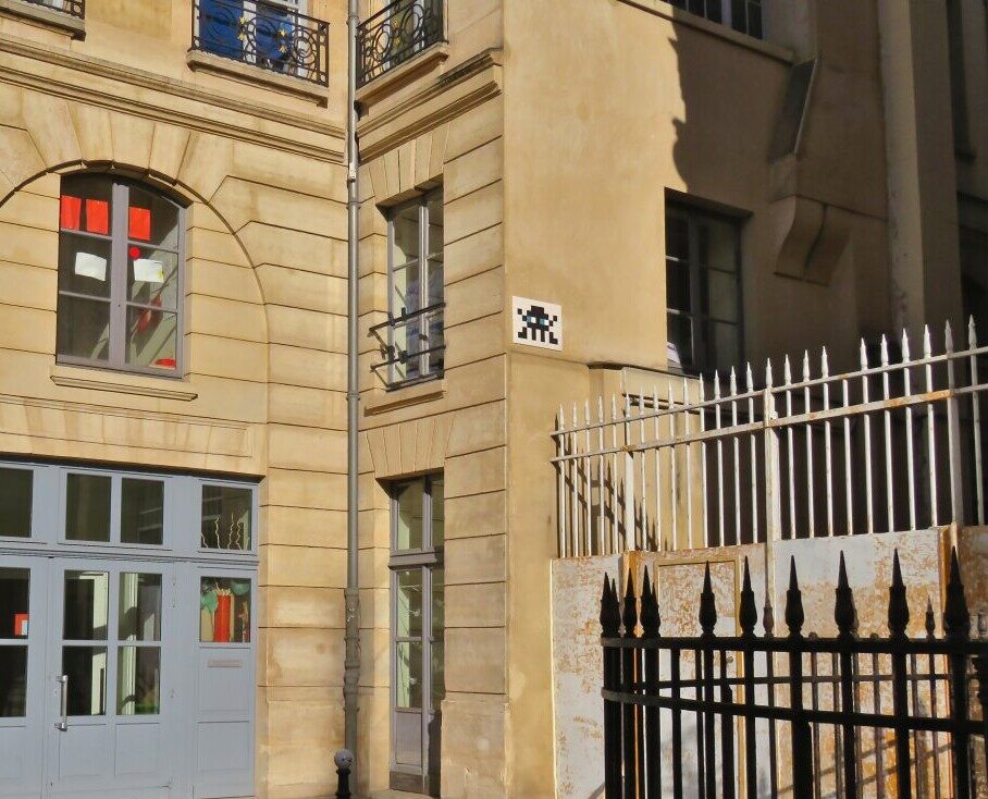 PA_1255, Space Invader on 5 place des Petits Pères — Street art by Invader in Paris