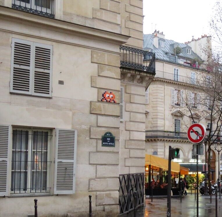 PA_1256, Space Invader on 29 rue des Petits Hôtels — Street art by Invader in Paris