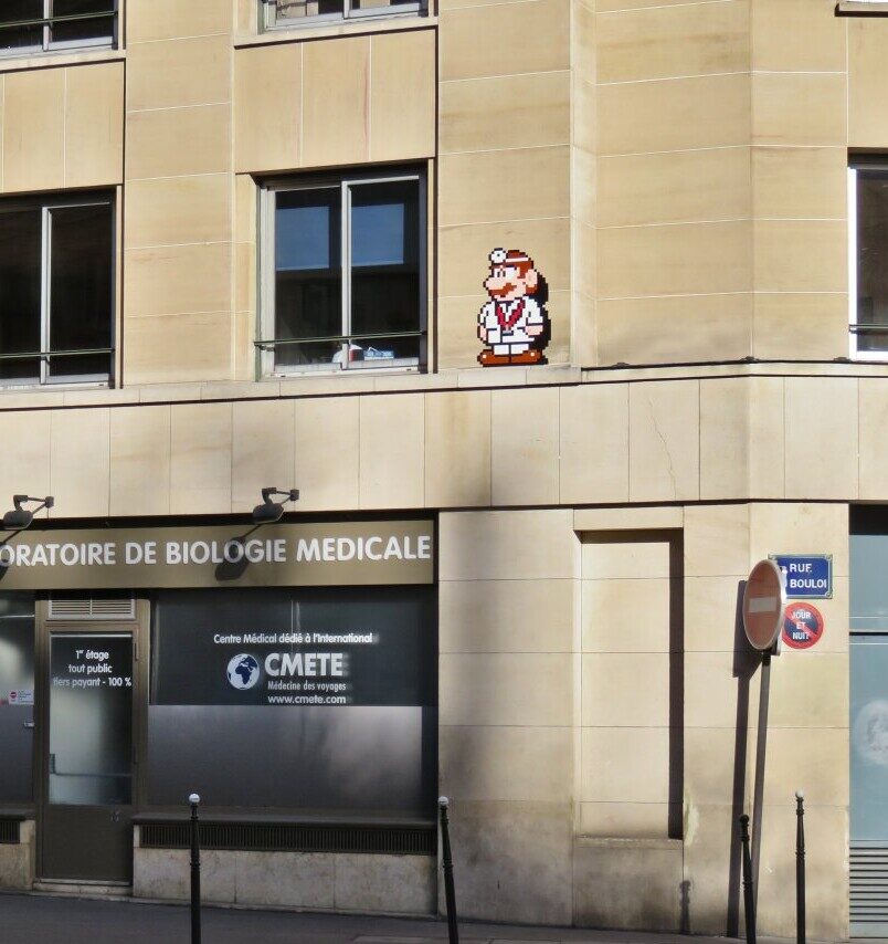 PA_1262, Space Invader on 7 rue du Bouloi — Street art by Invader in Paris