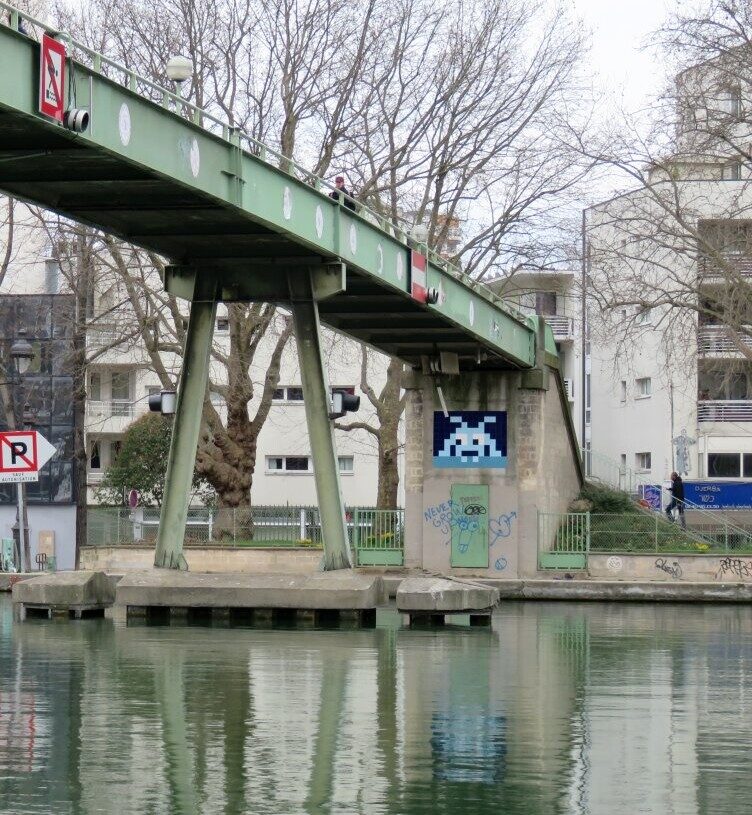 PA_1270, Space Invader de la passerelle du Bassin de la Villette — Street art de Invader à Paris