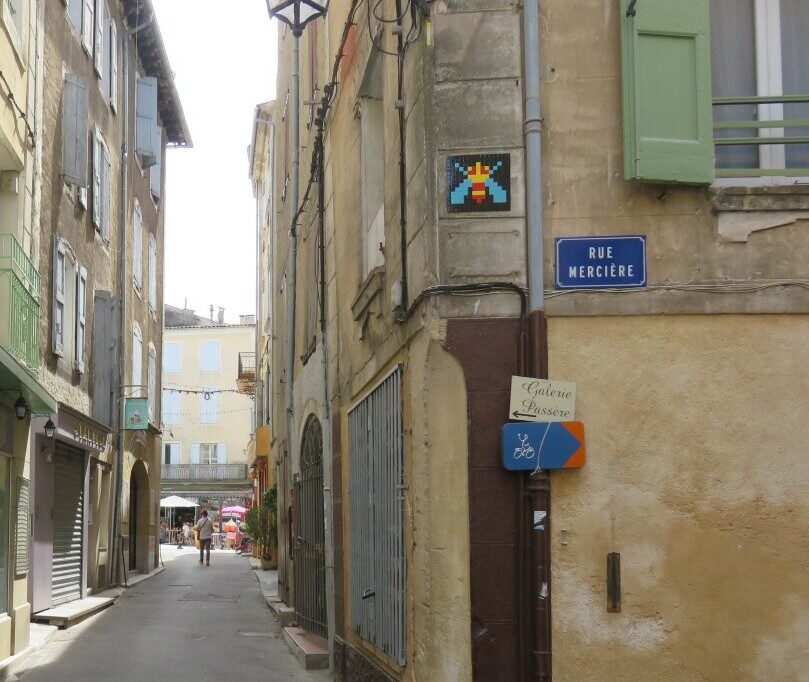 FRQ_03, Space Invader on 4 Rue Mercière — Street art by Invader in Forcalquier
