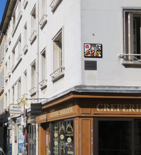 VRS_01, Space Invader de la rue du Bailliage — Street art de Invader à Versailles
