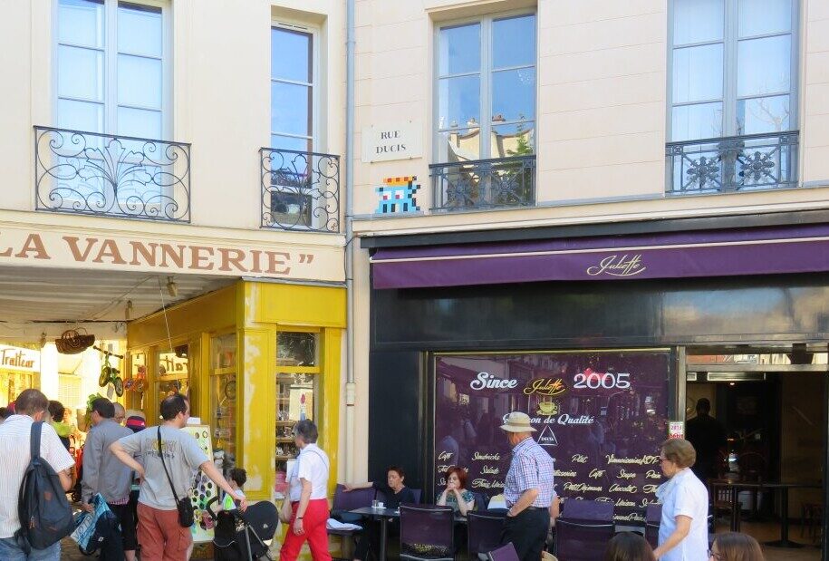 VRS_02, Space Invader on Rue des Deux Portes — Street art by Invader in Versailles