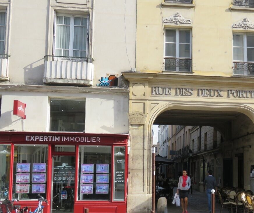 VRS_03, Space Invader on Rue des Deux Portes — Street art by Invader in Versailles