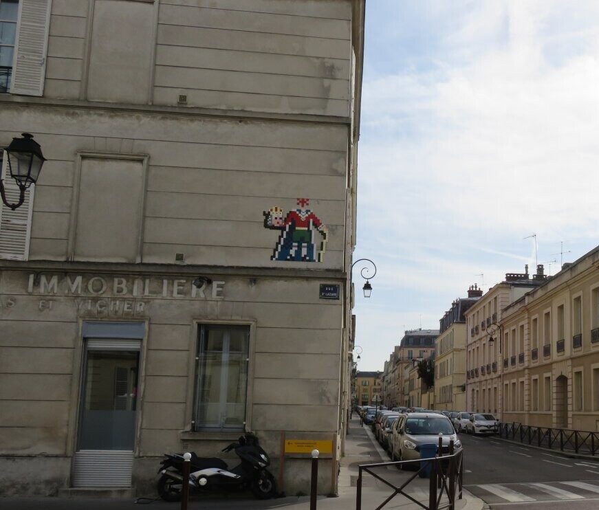 VRS_07, Space Invader on Rue Baillet-Réviron — Street art by Invader in Versailles