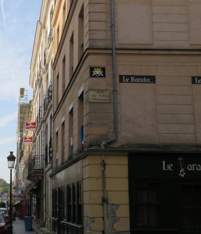 VRS_08, Space Invader on Rue du Vieux Versailles — Street art by Invader in Versailles