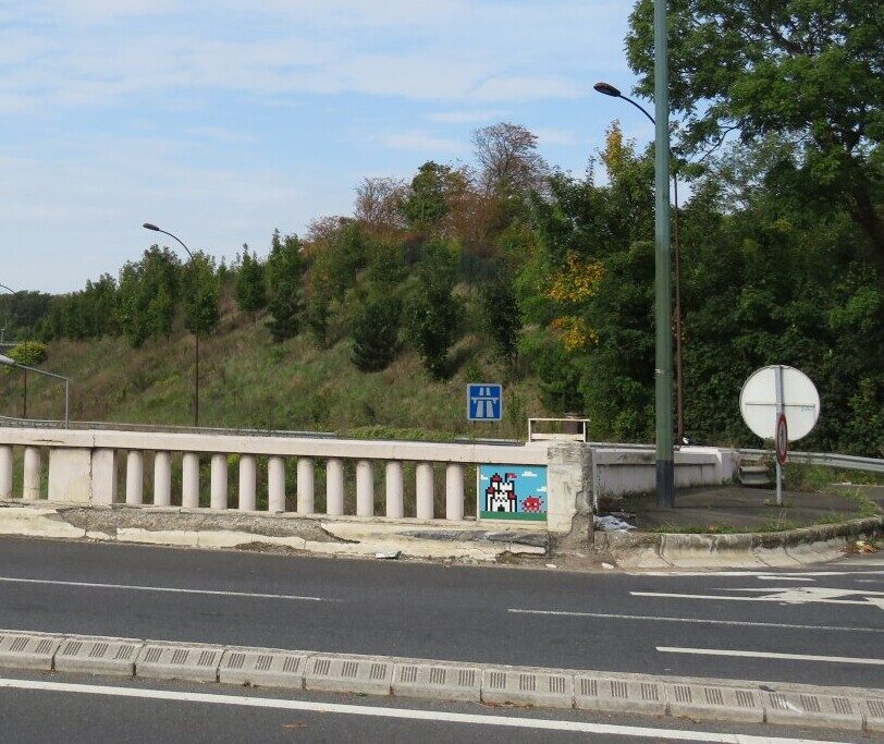 VRS_10, Space Invader on 48 boulevard de Jardy — Street art by Invader in Versailles