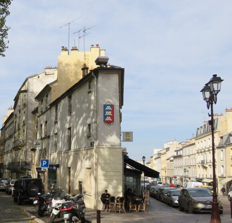 VRS_11, Space Invader on 65 avenue de Saint-Cloud — Street art by Invader in Versailles