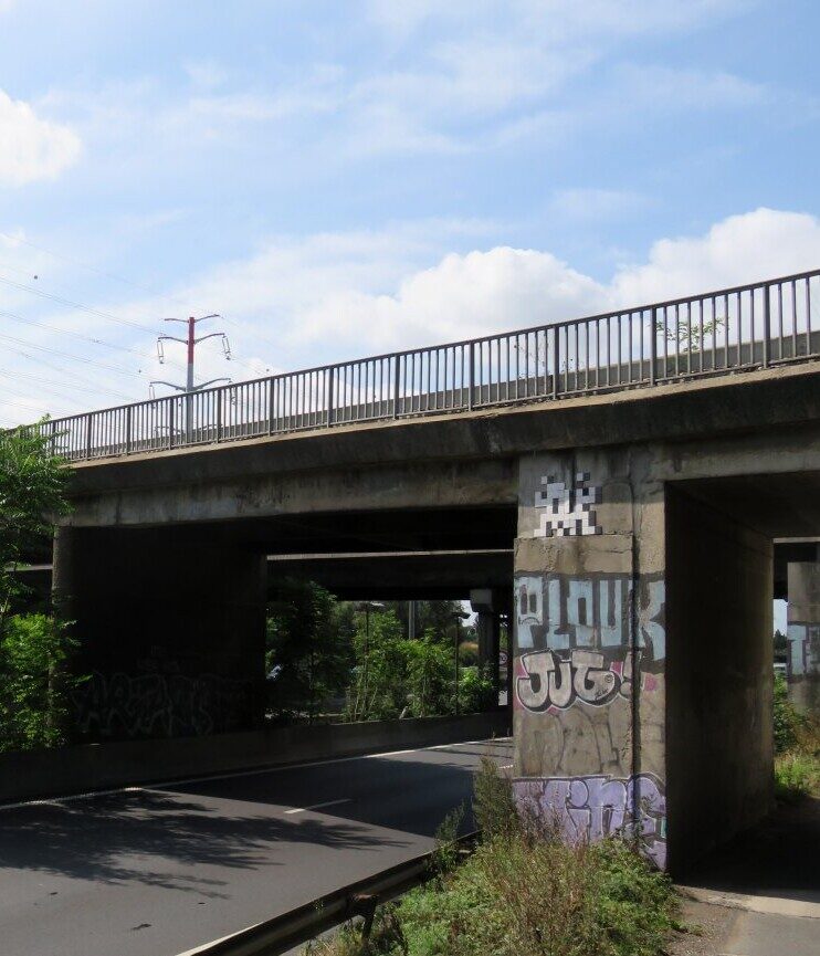 PA_1184, Space Invader on croisement E50/A6B — Street art by Invader in Chevilly-Larue