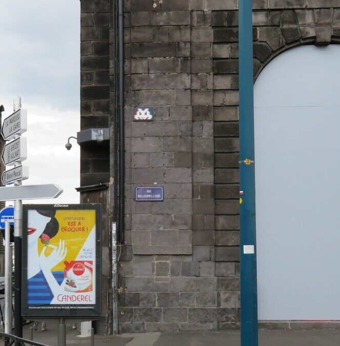 CLR_10, Space Invader on Rue Maréchal Joffre — Street art by Invader in Clermont-Ferrand