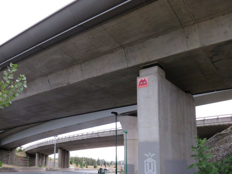 TLS_09, Space Invader de l'A620 — Street art de Invader à Toulouse