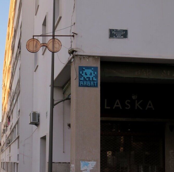 RBA_09, Space Invader de l'avenue Patrice Lumumba — Street art de Invader à Rabat