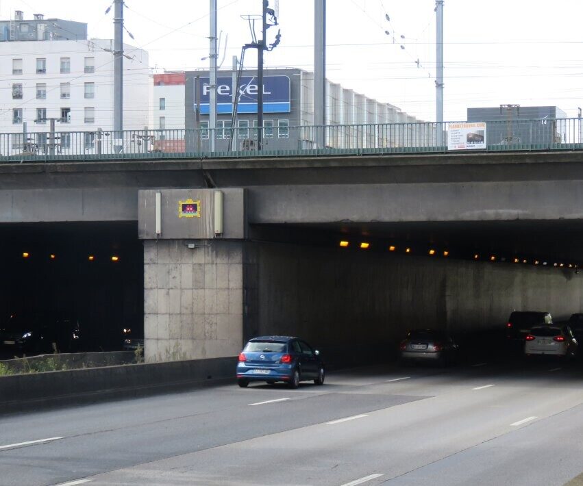 PA_1284, Space Invader du pont ferroviaire — Street art de Invader à Paris