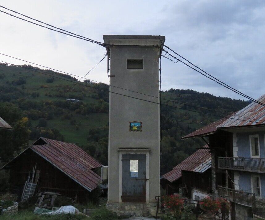 VLMO_02, Space Invader de la rue des Femmes — Street art de Invader à Valmorel