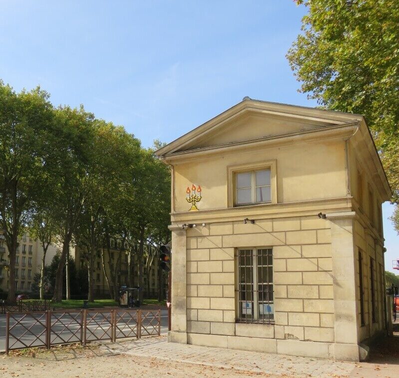VRS_13, Space Invader on pavillon de l'Octroi — Street art by Invader in Versailles