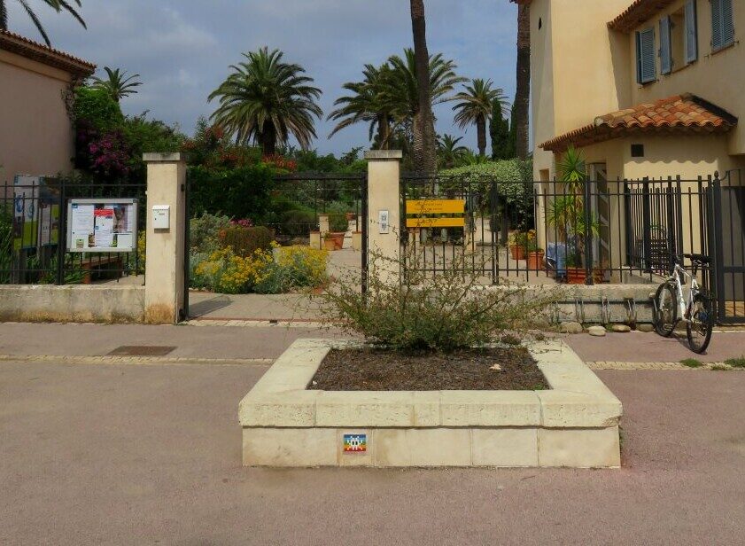 CAZ_38, Space Invader on 1 Place des Deux Etoiles — Street art by Invader in Hyères