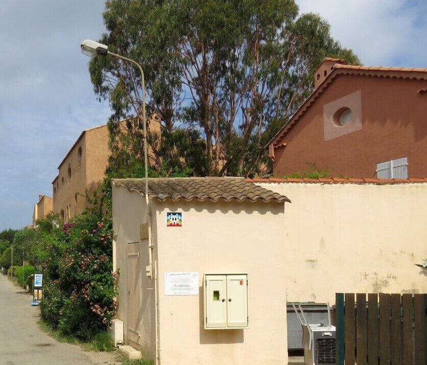 CAZ_40, Space Invader on Chemin du Langoustier — Street art by Invader in Porquerolles