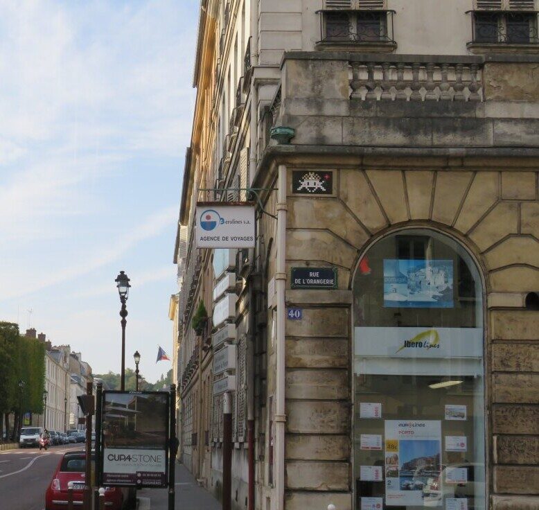 VRS_16, Space Invader on 40 rue de l'Orangerie — Street art by Invader in Versailles