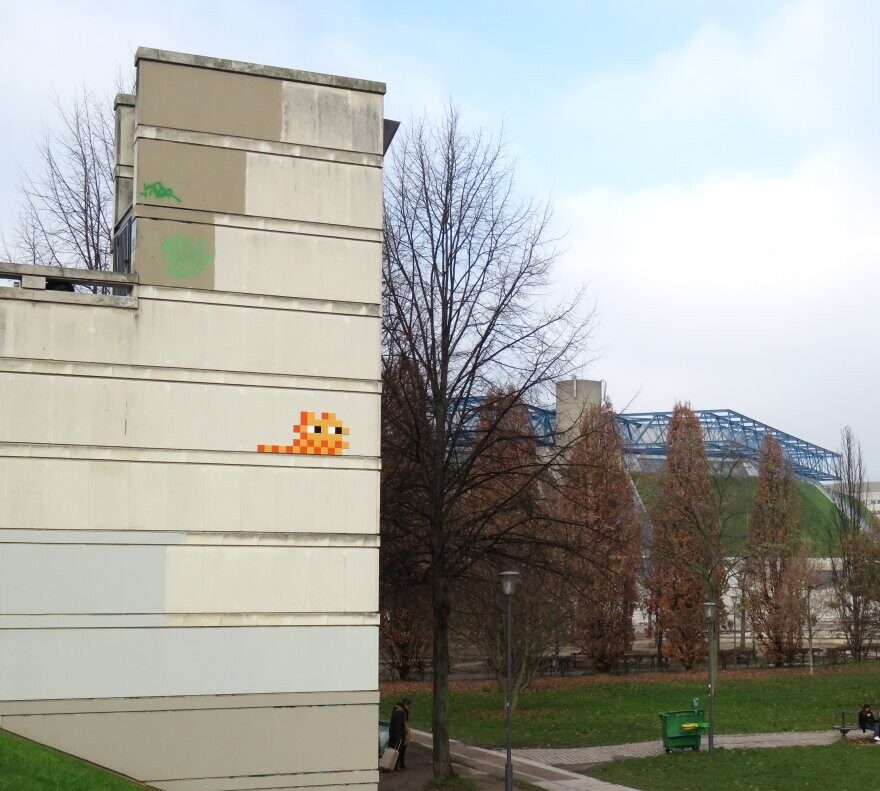 PA_1307, Space Invader on parc de Bercy — Street art by Invader in Paris