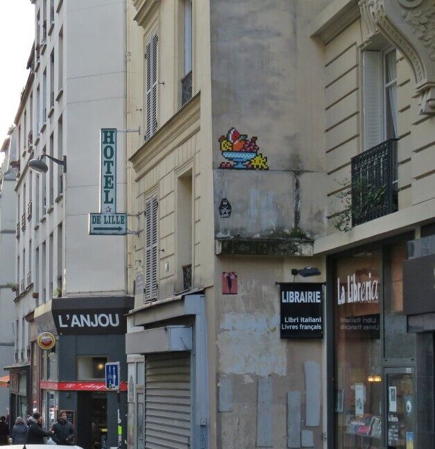 PA_1321, Space Invader on 87 rue du Faubourg Montmartre — Street art by Invader in Paris