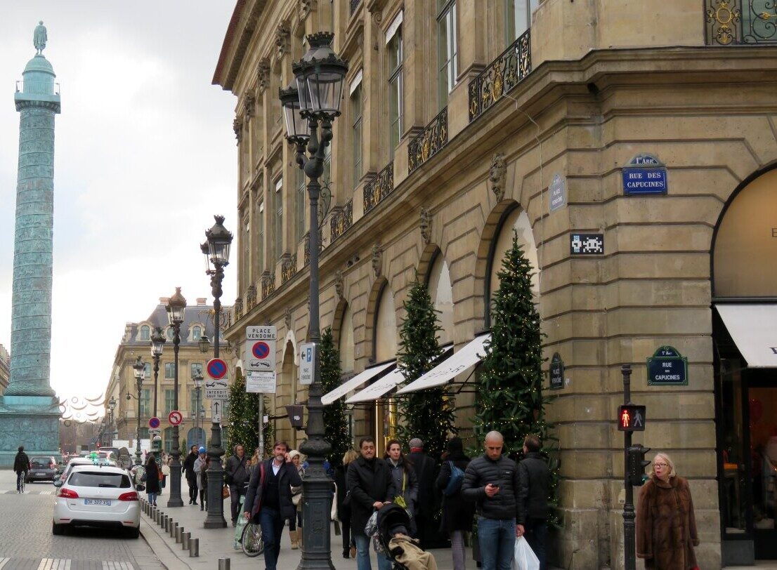 PA_1334, Space Invader on 25 place Vendôme — Street art by Invader in Paris