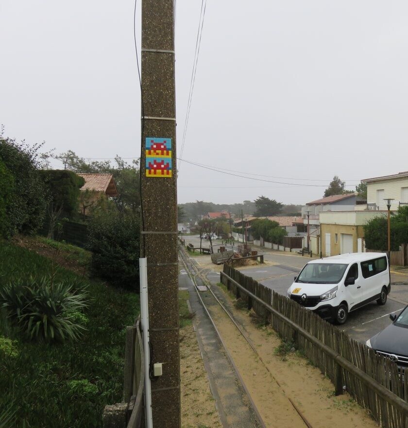 CAPF_02, Space Invader de l'avenue de l'Océan — Street art de Invader à Lège-Cap-Ferret