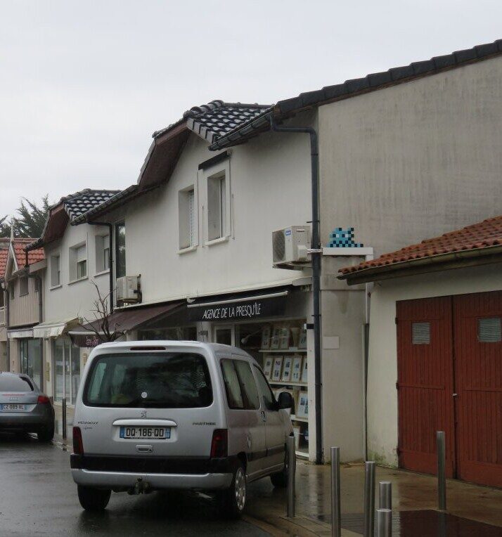 CAPF_07, Space Invader on Boulevard de la Plage — Street art by Invader in Lège-Cap-Ferret