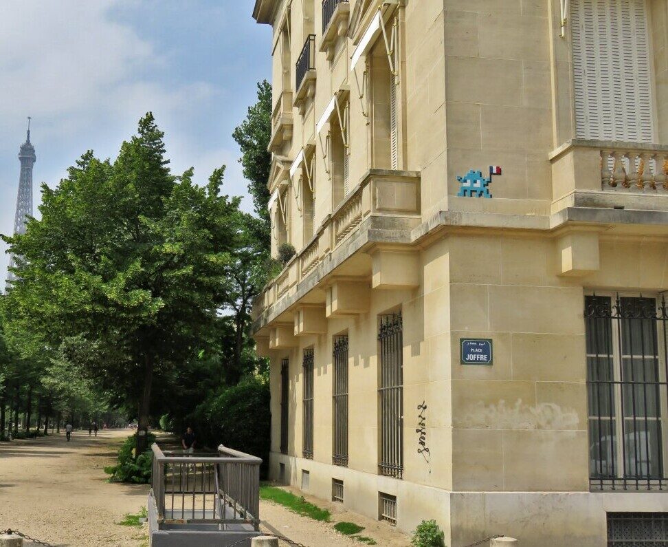 PA_1342, Space Invader on place Joffre, allée Adrienne Lecouvreur — Street art by Invader in Paris