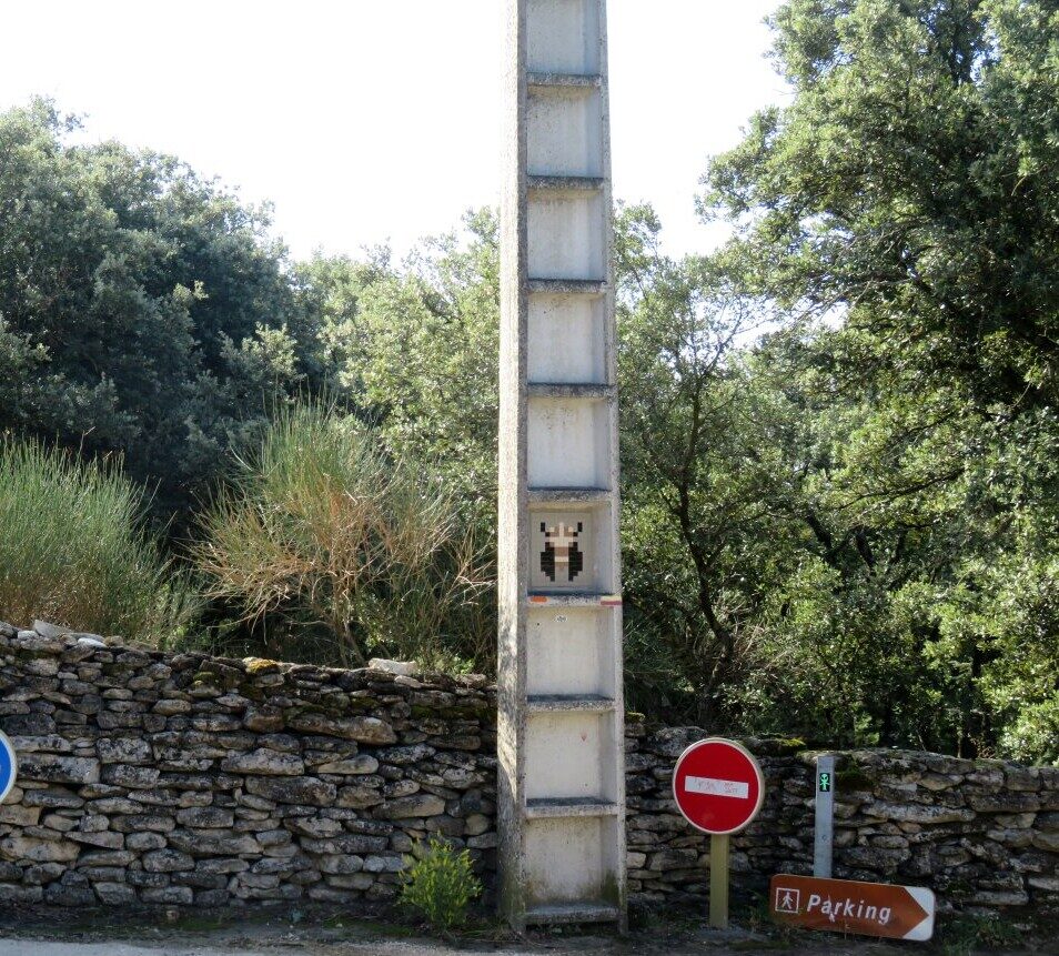 LBR_04, Space Invader on Chemin des Fileuses — Street art by Invader in Gordes