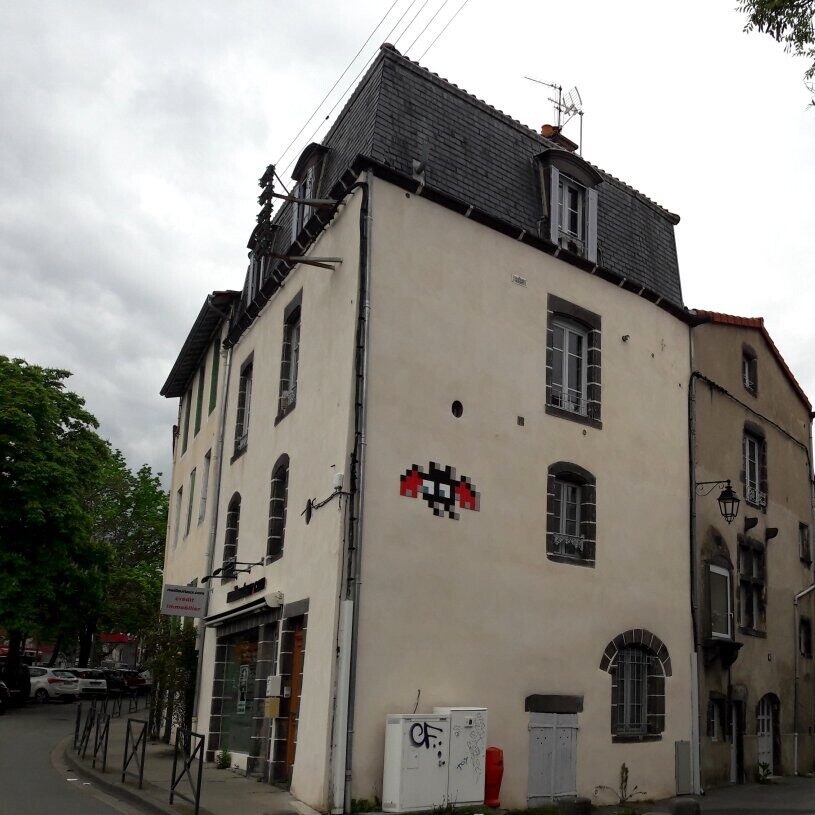 CLR_40, Space Invader on 38 Boulevard Etienne Clémentel — Street art by Invader in Clermont-Ferrand