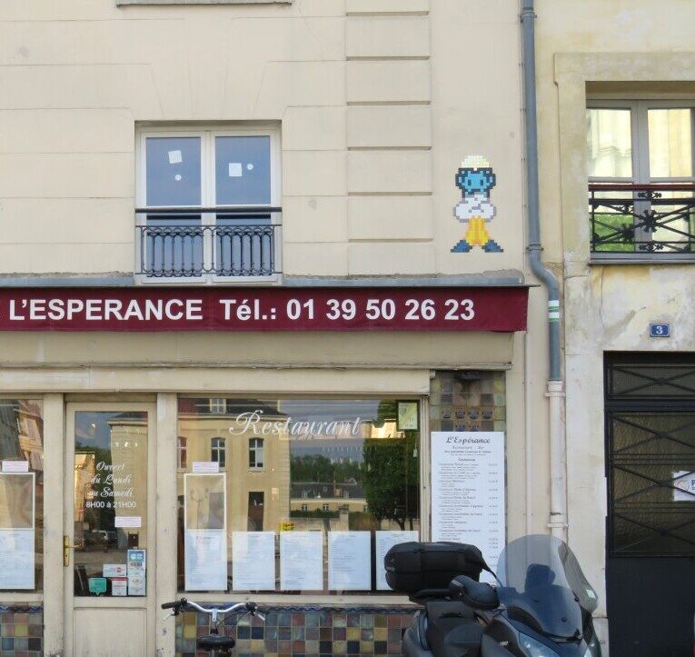 VRS_37, Space Invader on 3 rue Saint-Honoré — Street art by Invader in Versailles
