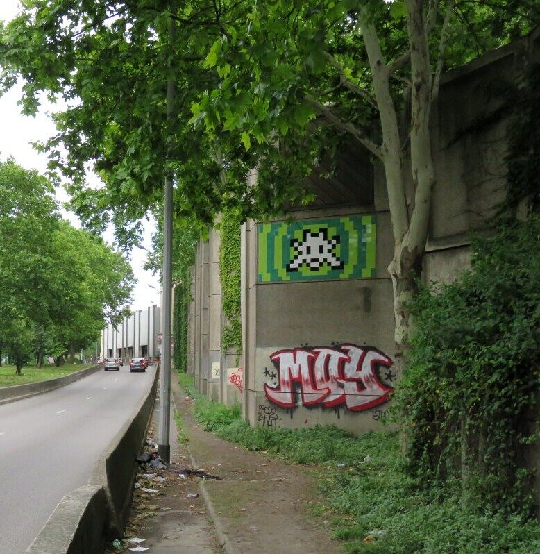 PA_1408, Space Invader on Boulevard Périphérique Intérieur — Street art by Invader in Paris