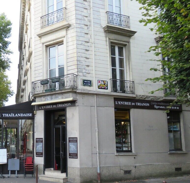 VRS_17, Space Invader on 27 rue des Réservoirs — Street art by Invader in Versailles
