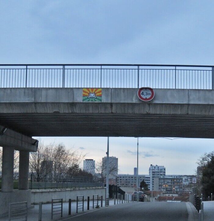 PA_1381, Space Invader on passerelle rue de l'Épine — Street art by Invader in Bagnolet