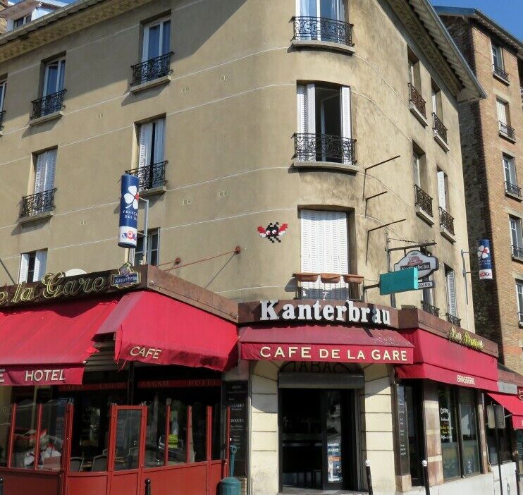 PA_1388, Space Invader on 19 bis Rue Banès — Street art by Invader in Meudon