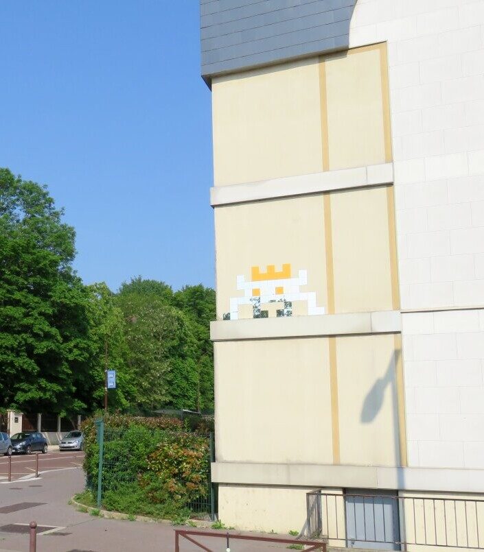 VRS_35, Space Invader on 1 rue de Bretagne — Street art by Invader in Versailles
