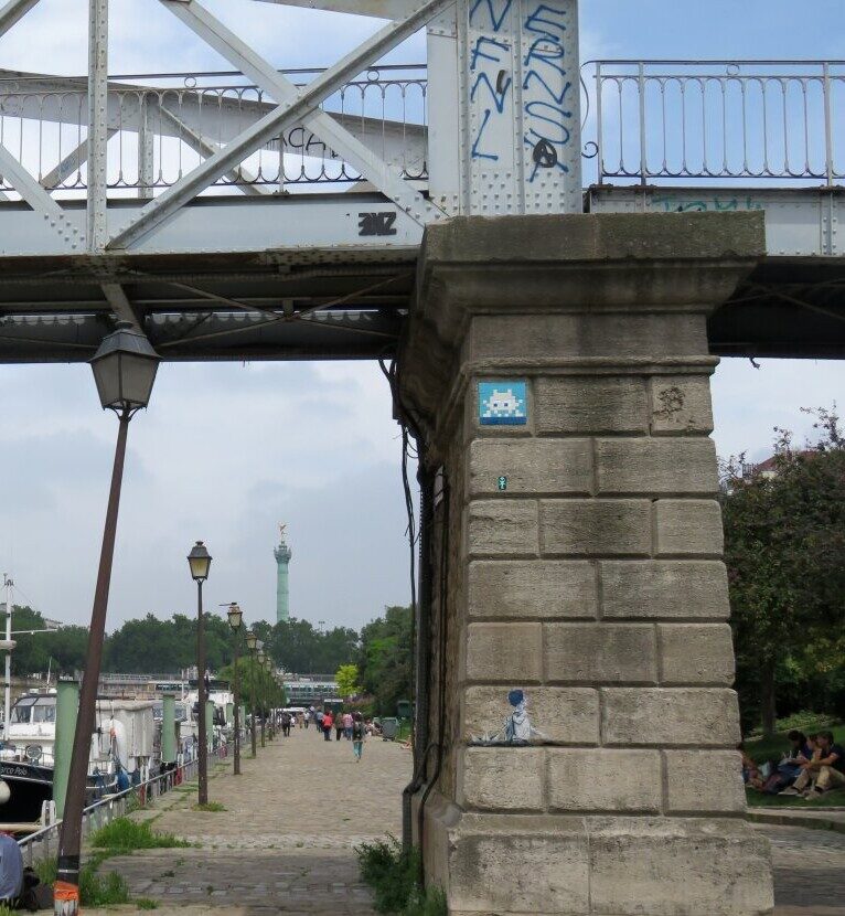 PA_1346, Space Invader on pilier est du pont de l'Arsenal — Street art by Invader in Paris
