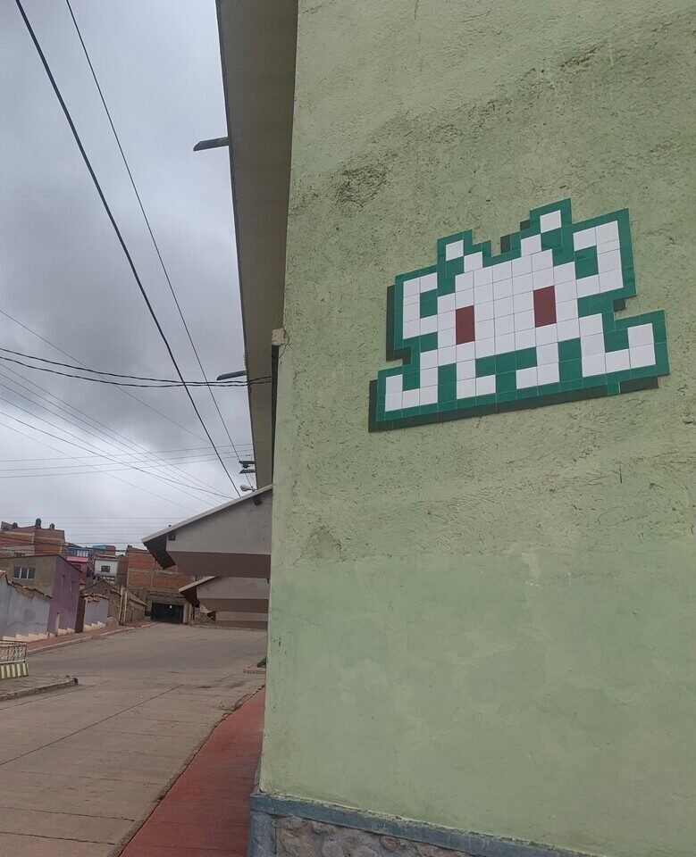 POTI_50, Space Invader de Plaza El Minero — Street art de Invader à Potosí