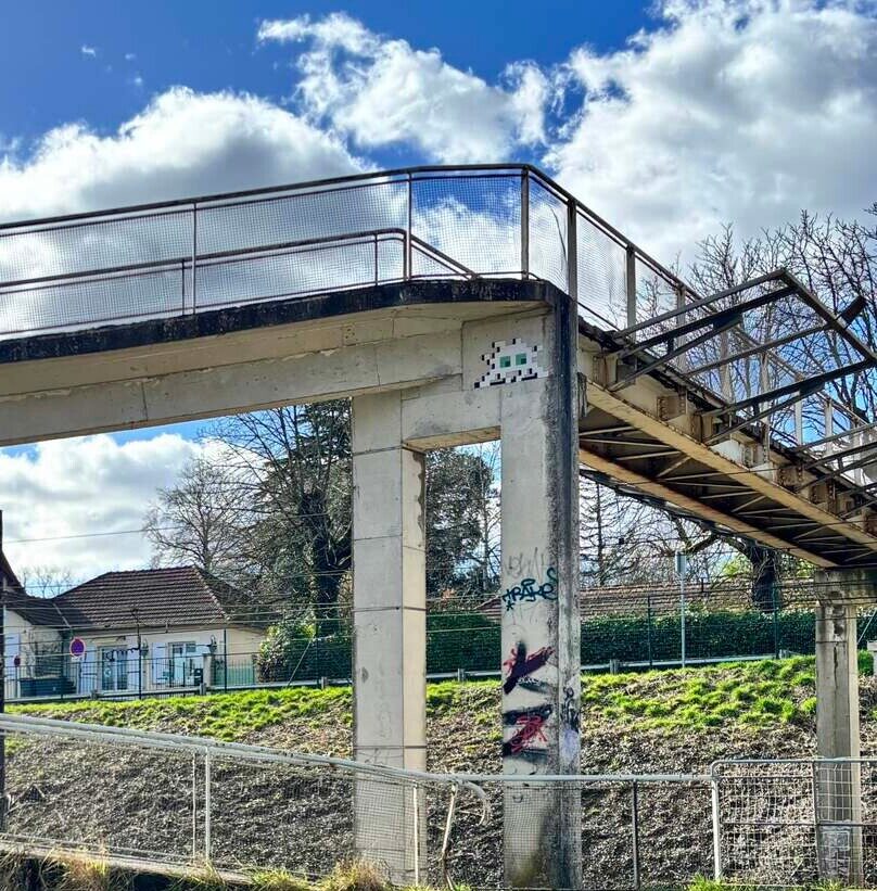 FTBL_28, Space Invader de la rue du Puits de Rosay — Street art de Invader à Moret-Loing-et-Orvanne