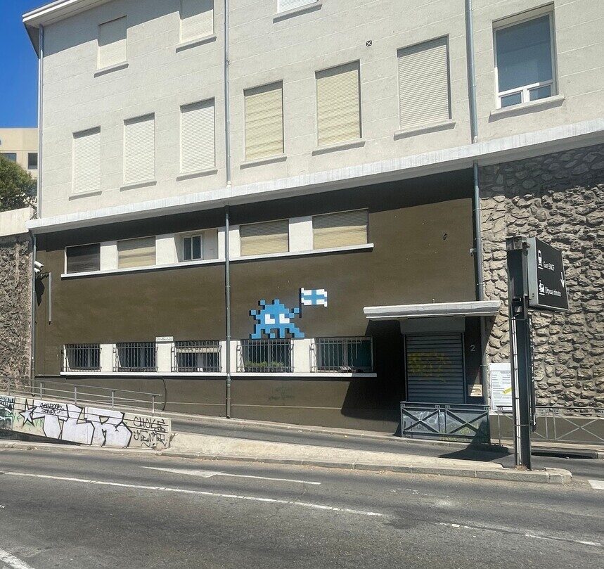 MARS_76, Space Invader on Dépose-minute Narvik — Street art by Invader in Marseille