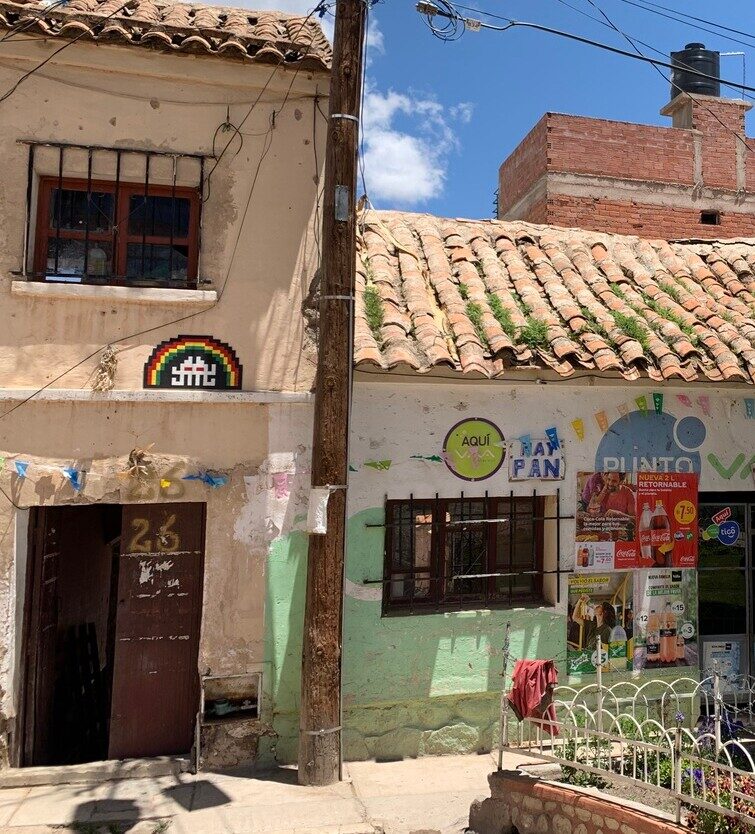 POTI_37, Space Invader de Calle Melchor Pérez de Holguín — Street art de Invader à Potosí