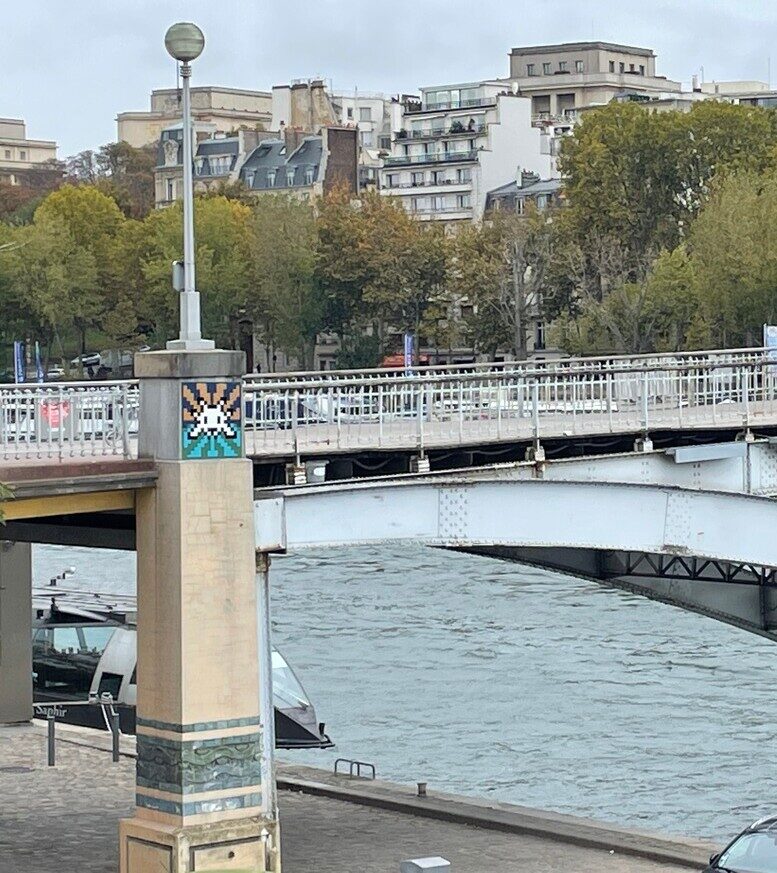PA_1476, Space Invader de la passerelle Debilly — Street art de Invader à Paris