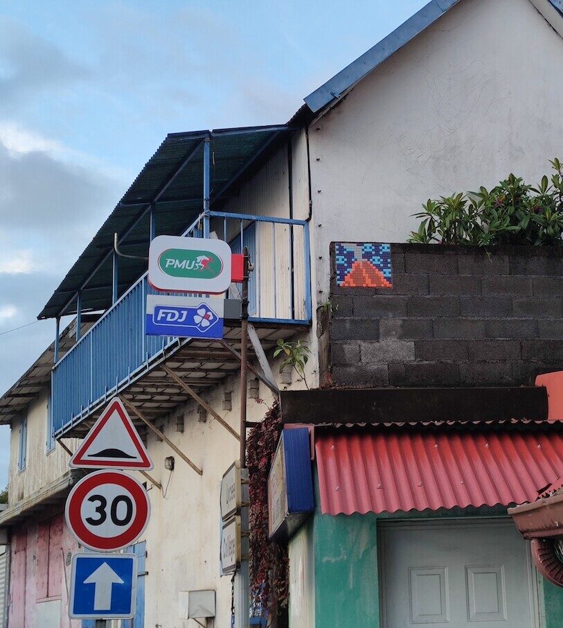 REUN_11, Space Invader on 2 Rue François de Mahy — Street art by Invader in Les Trois-Bassins