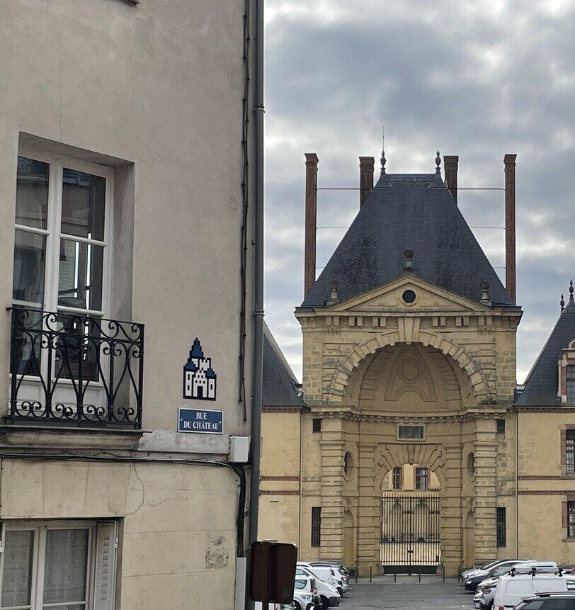 FTBL_04, Space Invader on 2 Rue du Château — Street art by Invader in Fontainebleau