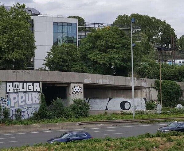 PA_1486, Space Invader de l'autoroute de l'Est — Street art de Invader à Charenton-le-Pont