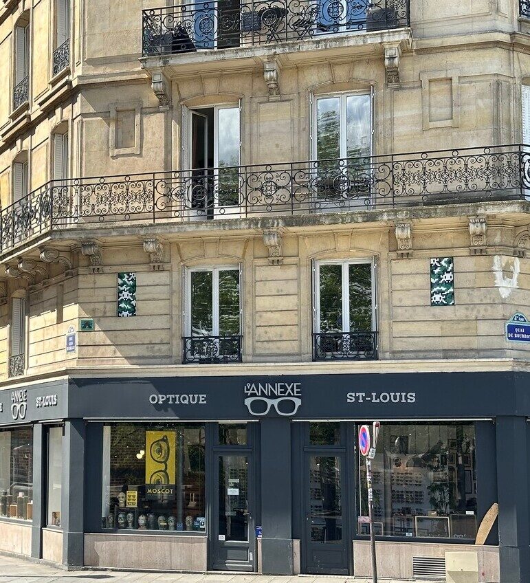 PA_1502, Space Invader on 35–55 Quai de Bourbon — Street art by Invader in Paris
